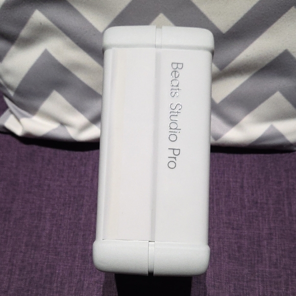 Beats Studio Pro Black Headphones - Picture 4 of 5